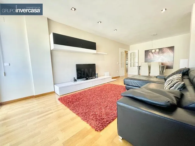 Piso amueblado con garaje, trastero y piscinas comunitaria e - foto 3