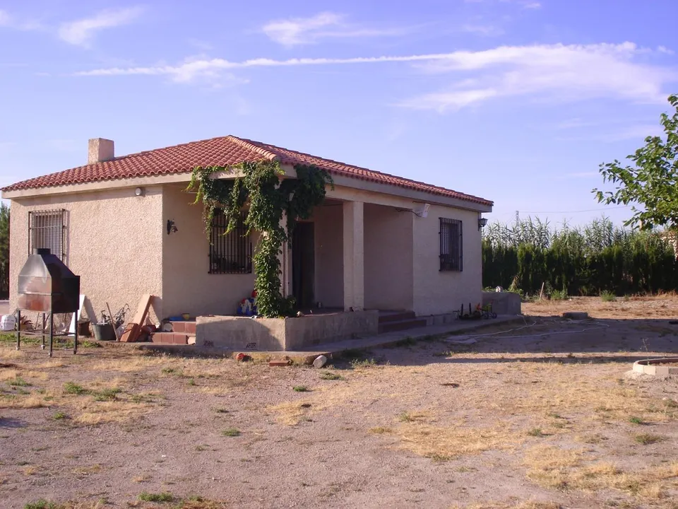 parcela: Terreno de 5500 m2 y casa de 60 m2, preparada para ampliar.