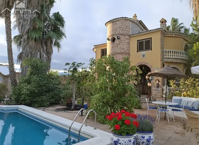 Elegante chalet estilo mediterraneo situado a tan solo 800 metros de la playa de Gandía — 2