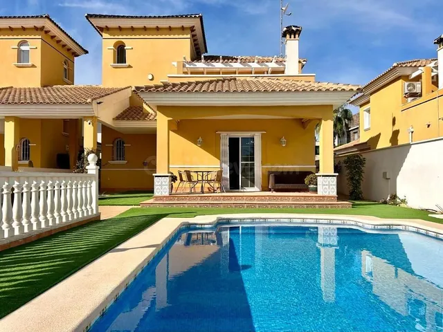 CHALET DE 4 DORMITORIOS 2 BAÑOS EN ORIHUELA COSTA ( LA ZENIA - foto 2