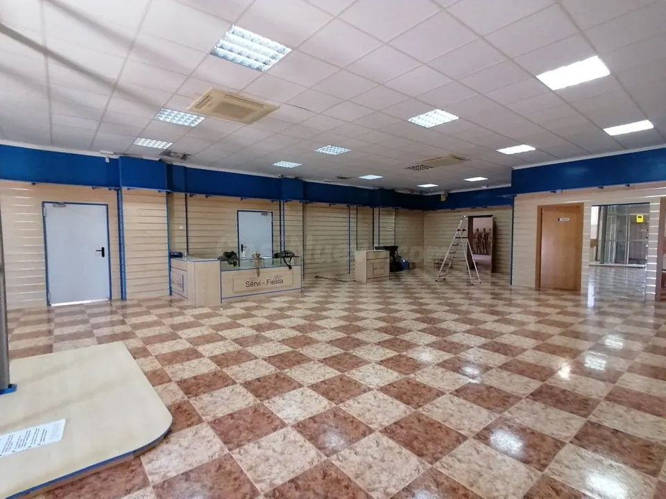 LOCAL COMERCIAL CONSTRUIDO EN NAVE DE 540 METROS CON LICENCIA DE APERTURA EN USO