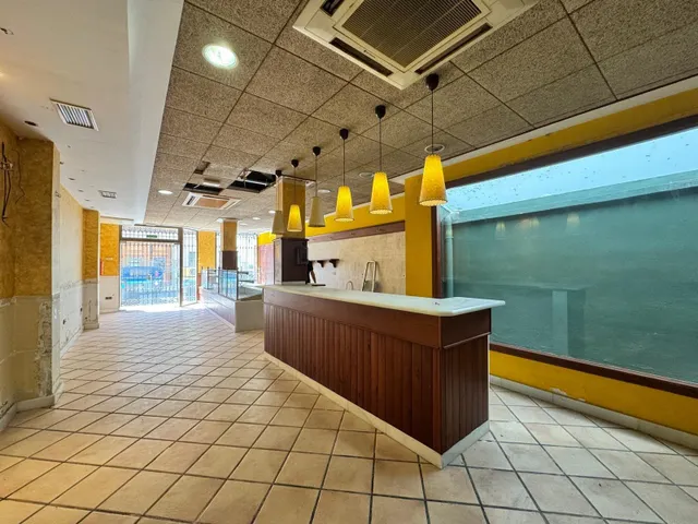 ¿Buscas un espacio listo para arrancar tu panadería-cafetería a solo unos pasos del Mediterráneo? Este amplio local en pleno centro de Pinedo combina la afluencia turística de la playa con la cli — 22