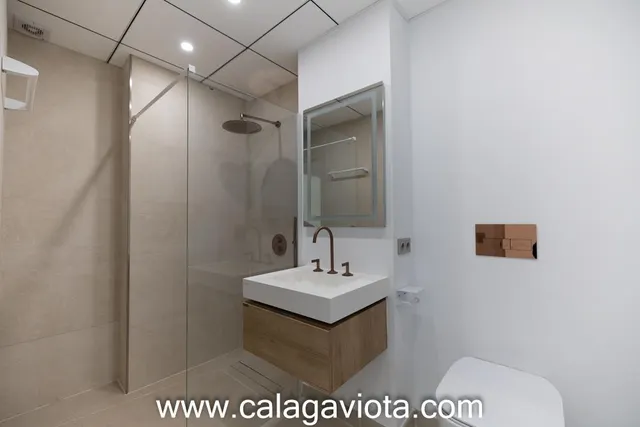 Planta baja con piscina privada y amplias terrazas — 23