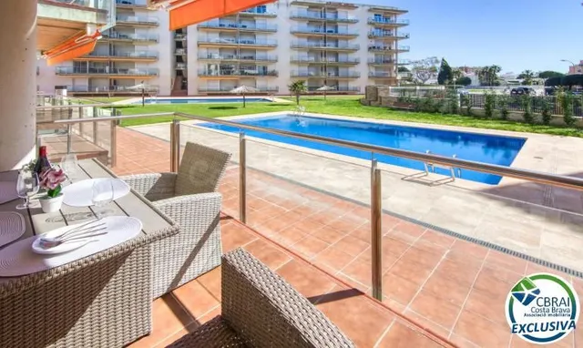 Apartamento moderno en planta baja con terraza y piscina en  - foto 4