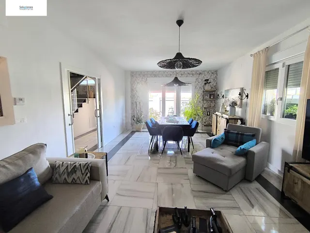 Exclusivo Chalet Independiente en Aguas Nuevas, Albacete: Co