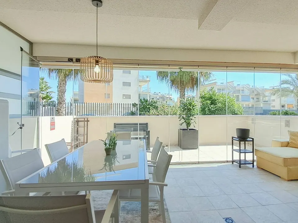 Amplio Apartamento en Esquina en Planta Baja con Terraza Acristalada y Jardín Privado en Green Hills