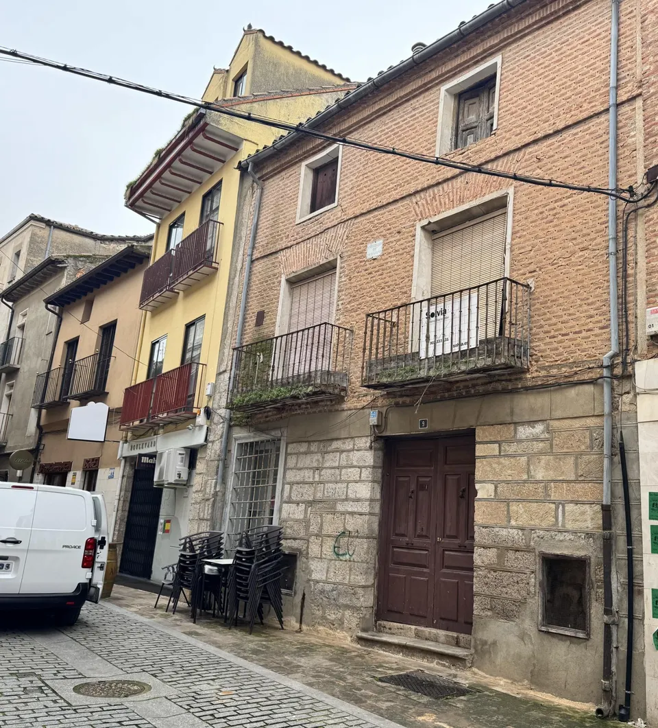 ESTUPENDA CASA ADOSADA EN VENTA, CON 7 DORMITORIOS, 2 BAÑOS Y PATIO EN PLENO CENTRO DE TORO, ZAMORA.