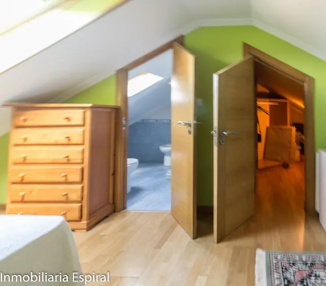 ¡Impresionante Chalet Familiar en Mogor, Marín! — 14