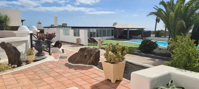 EXCLUSIVA PROPIEDAD EN LANZAROTE CON AMPLIA PARCELA Y MÚLTIP - foto 2