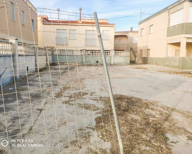 Conjunto de solares urbanos con 6 viviendas en chaflán a 4 calles – Gran oportunidad de inversión en zona costera — 6
