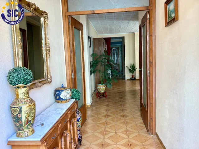 ESPECTACULAR VIVIENDA ESQUINERA CON GRAN GARAJE Y TERRAZA EN - foto 2