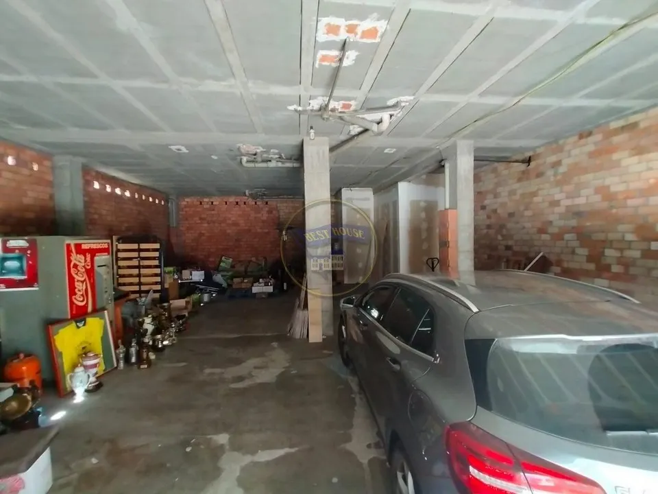 ESQUINA COMERCIAL DE 18 M. ESCAPARATE, FRENTE A POVISA. CARENCIA 18 MESES.