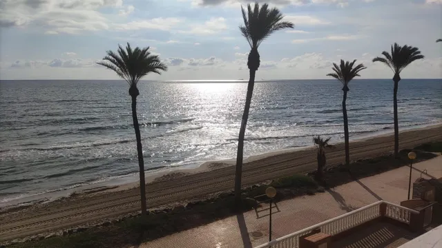 ESPECTACULAR PISO EN PRIMERA LINEA DEL MAR MEDITERRANEO