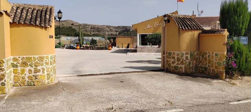 SE VENDE CHALET EN MUY BUENA ZONA PEGADO AL PUEBO Y A 20 MINUTOS DE ALICANTE