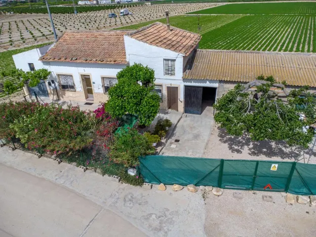 Finca con vivienda para reformar y 12.689 m² de terreno en H