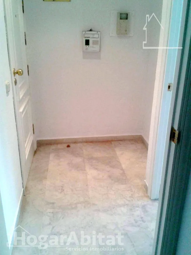 ACOGEDOR Y EXTERIOR EN RESIDENCIAL CON GARAJE Y PISCINA — 8