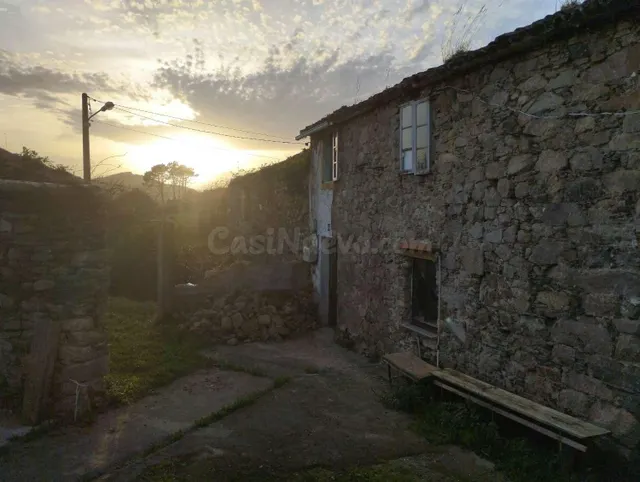 Casa de piedra para rehabilitar con gran finca en Meirás, Va