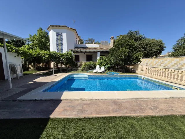 SE VENDE CHALET EN ZONA JUNTA DE LOS RÍOS