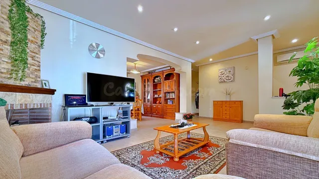 VILLA DE 4 DORMITORIOS 2 BAÑOS EN ORIHUELA COSTA (ROYAL PARK) — 23