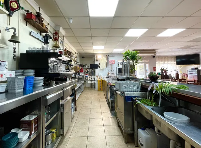 Bar - Restaurante a la venta en el centro de Roses con terra - foto 3
