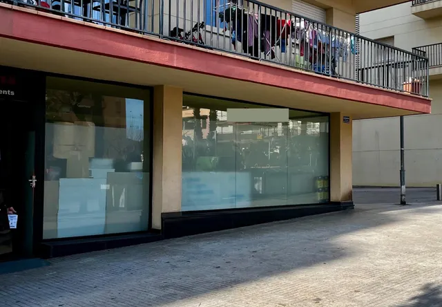 Local totalmente exterior de 100m2 con 28m de fachada acristalada — 3