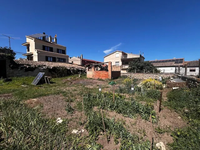 Espectacular solar dentro del pueblo de Santa Margarita de Montbui, soleado, plano en zona tranquila — 3