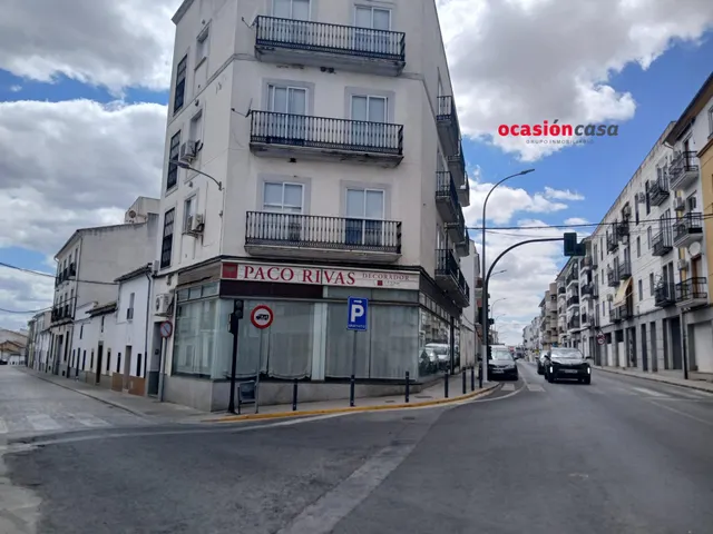 SE VENDE LOCAL COMERCIAL — 2