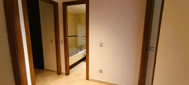 Piso luminoso junto a la playa con terraza y vistas parciales al mar en la gruta — 33