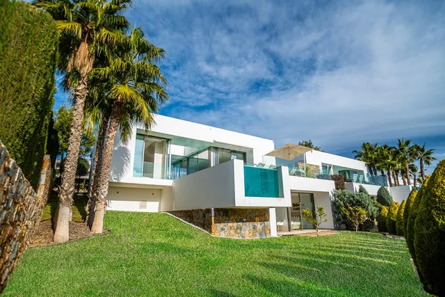 VILLA DE LUJO DE 4 DORMITORIOS Y 2 BAÑOS EN COLINAS GOLF (OR