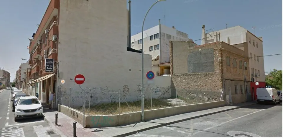 SE VENDE TERRENO URBANO /  BUENA ZONA / POSIBILIDAD CAMBIO DE OBRA