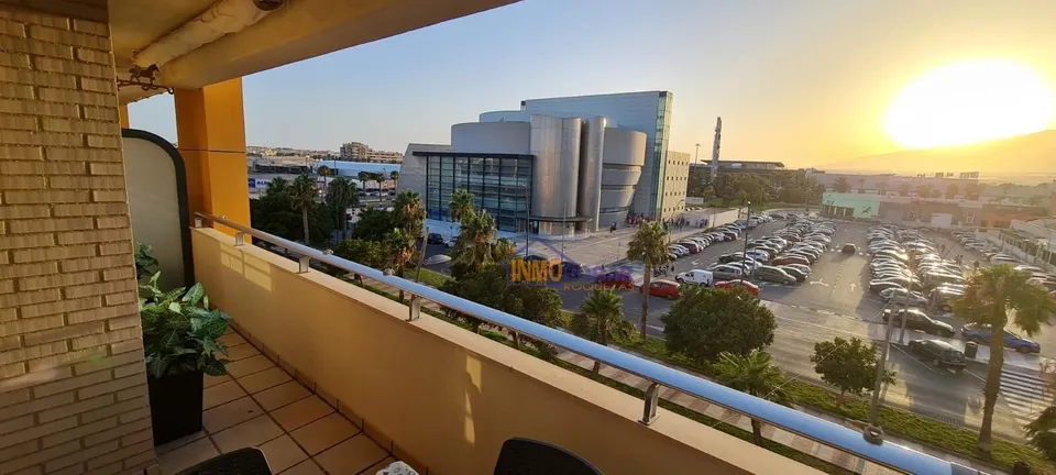 ¡Luminoso piso en las Salinas con terraza y piscina a 400 m de la playa!"