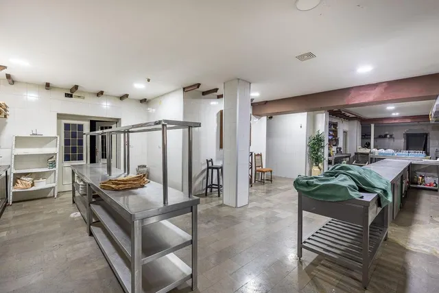 EN VENTA HOTEL Y RESTAURANTE LOS PINILLOS — 28