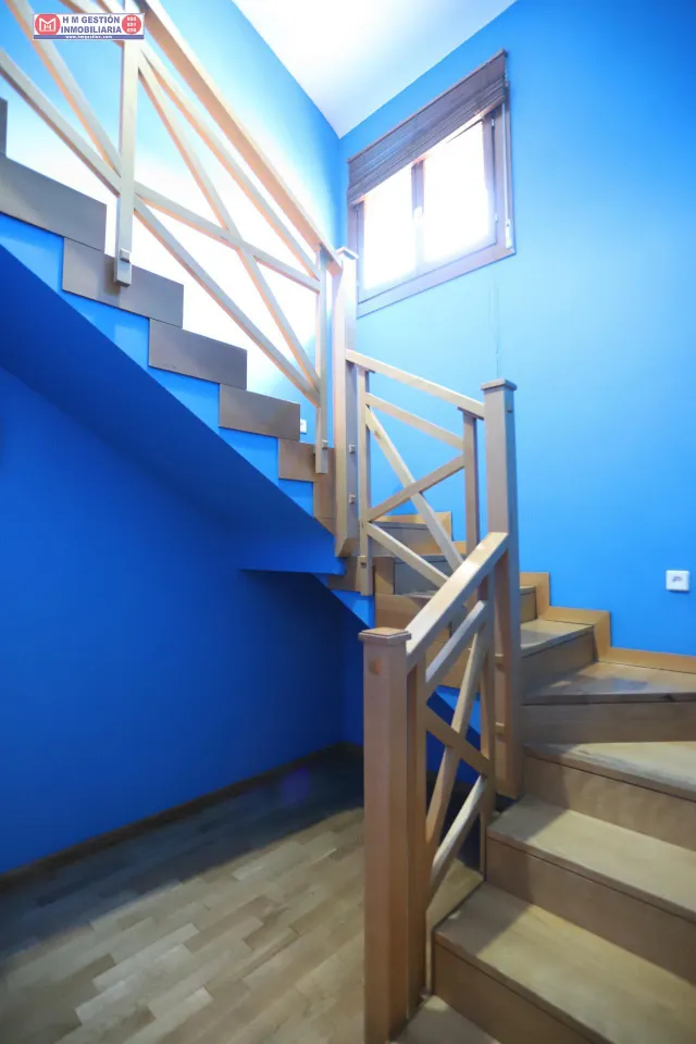 Ático de un dormitorio con aire acondicionado calefacción por  gas, baño y aseo, terraza exterior y plaza de garaje. — 22