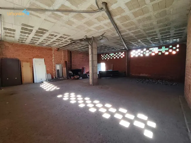 Local en bruto totalmente diafano con un amplio patio ideal para cualquier tipo de negocio — 7