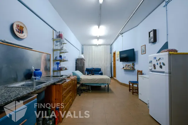 Casa adosada de tres plantas con jardín, terrazas y espacio tipo loft en garaje — 5