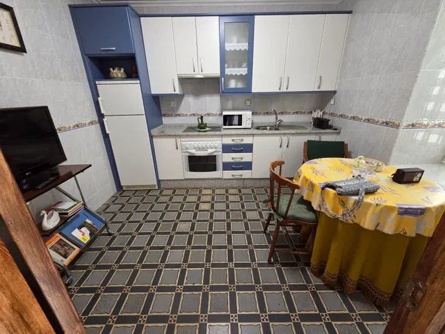 SE VENDE CASA EN CASTILFALE, 2 COCINAS,SALÓN, 6 HAB., BAÑO, PATIO, CALEFACCIÓN. — 20