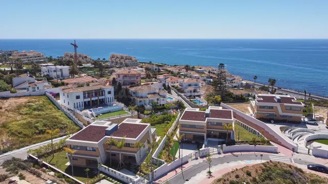 Pareado de 4 dormitorios y 4 baños con vistas al mar y lista - foto 2
