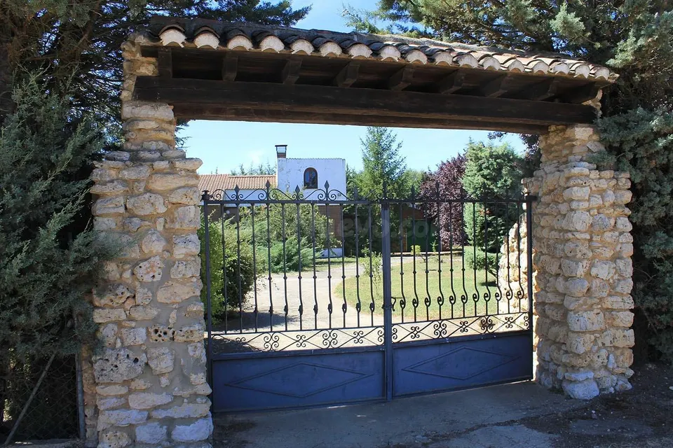 Parcela, con casa y nave