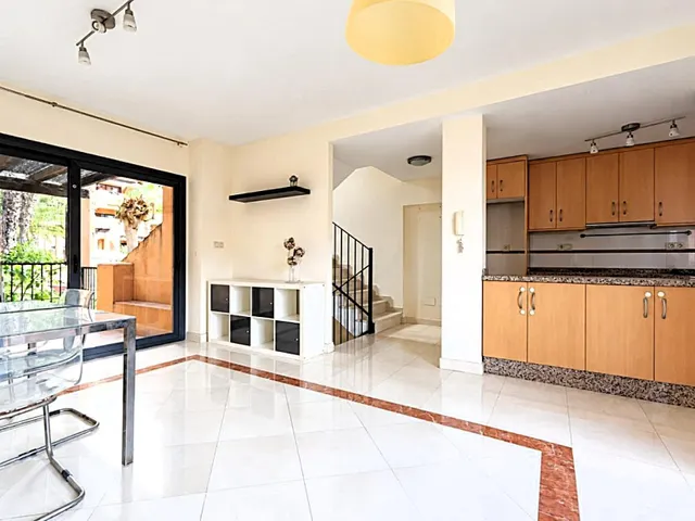 Magnífica y espaciosa casa adosada de 4 plantas (aprox. 176 m2). Varias terrazas y gran zona de piscina comunitaria. Cerca de campos de golf, La Zenia Boulevard, y a poco más de 5 km de las playas. — 25