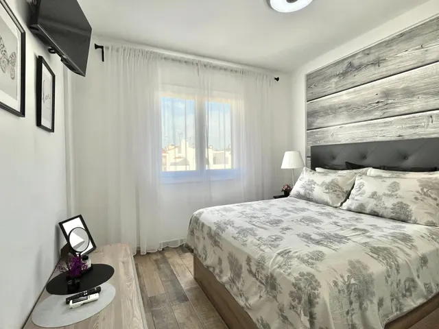 Apartamento con terraza, provincia de Alicante, Torrevieja. 1 habitación, 38 m2, 1 kilómetro al mar — 27