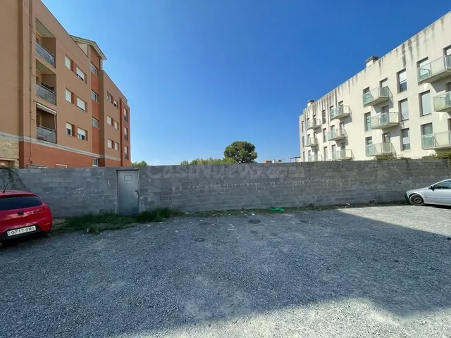 SUELO URBANO CON OBRA PARADA EN CONSTANTI