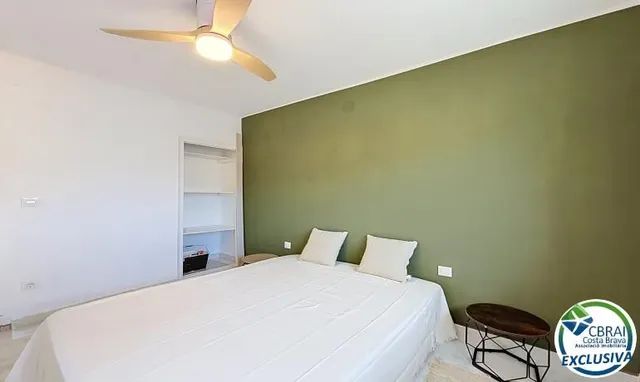 Apartamento 2 dormitorios renovado con terraza en Santa Margarida, Rosas — 10