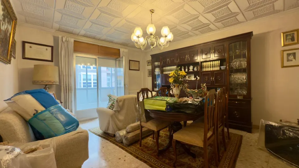 ¡Tu nuevo hogar en este encantador piso en un edificio con carácter del año 1975 y 4 habitaciones!