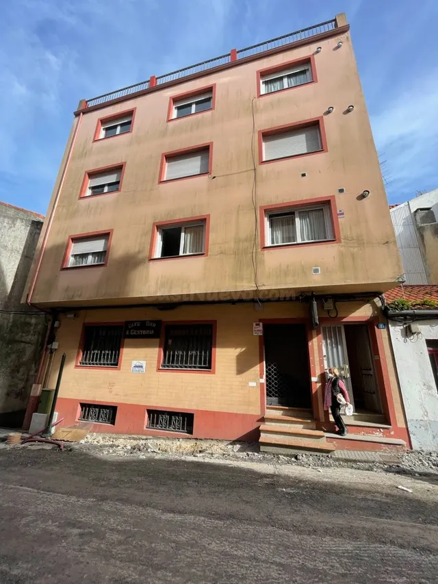 Edificio con garaje y local comercial en el centro de Ribeir - foto 2