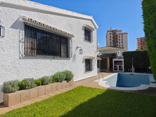 Magnifica villa situado en Fuengirola, en la zona Sohail. — 23