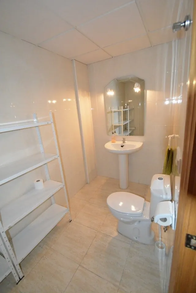 Local Comercial. Entresuelo en Orihuela zona Duque de Tamames, 60 m2. de superficie. — 4