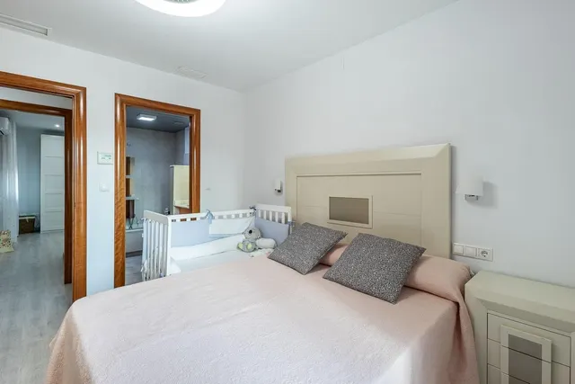 Amplia casa de 182 m2 con patio, gran sótano y a menos de 5 minutos del metro — 18