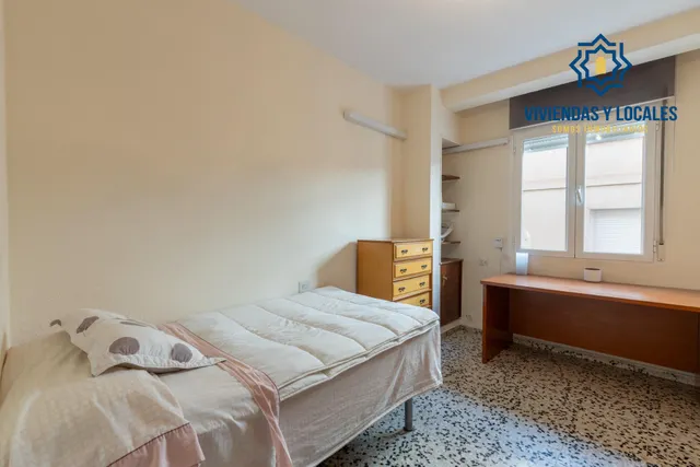 Piso de 3 dormitorios en calle milán, zaidín | muy luminoso y con gran potencial — 9