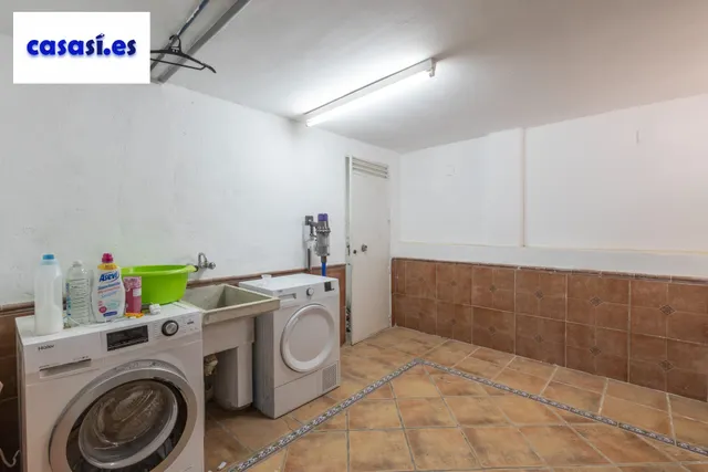 Casa independiente con piscina en La Zubia. — 33