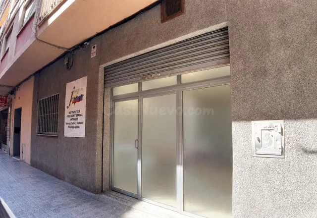 Local comercial de 214 m2 con salida de humos en la calle Es